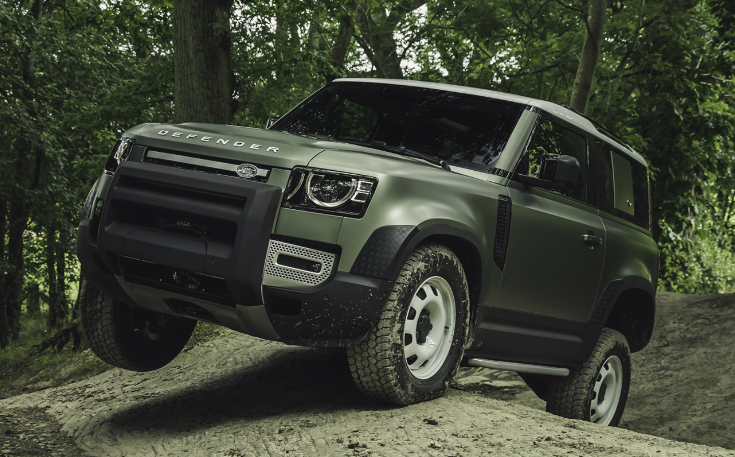 2020 Land Rover Defender Is Back, and Better Still, It's Coming to America