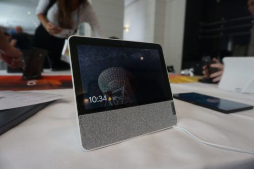 Lenovo Smart Display 7 is a dinky digital butler for city dwellers