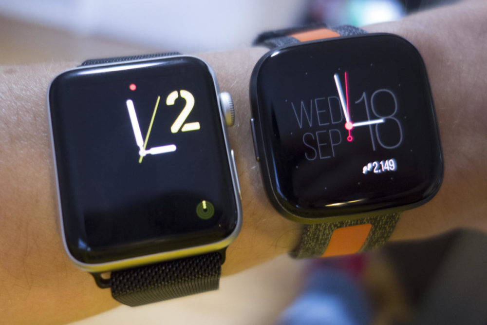 apple watch series 3 vs fitbit versa