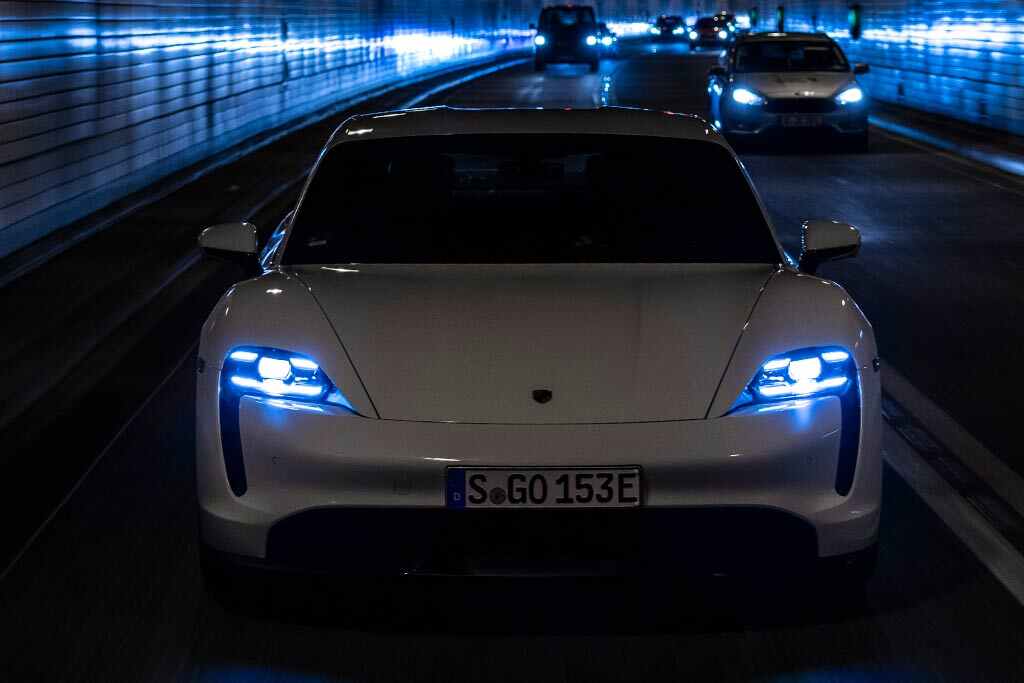 2020-Porsche-Taycan-(13)