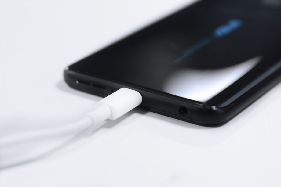 Asus-ZenFone-6-charging-920x613