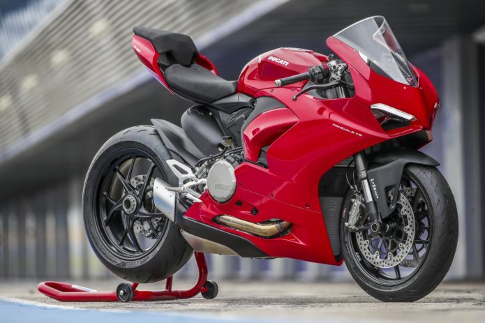 2020 DUCATI PANIGALE V2 REVIEW (18 FAST FACTS)