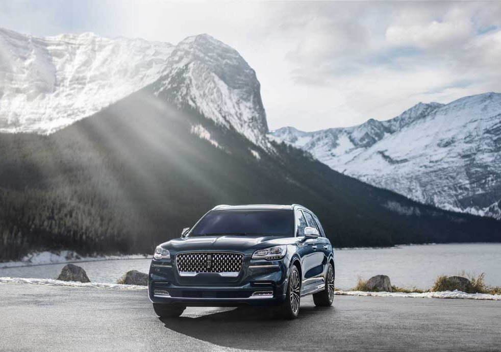 Lincoln Aviator VisioBlade defrosts windows with heated wipers