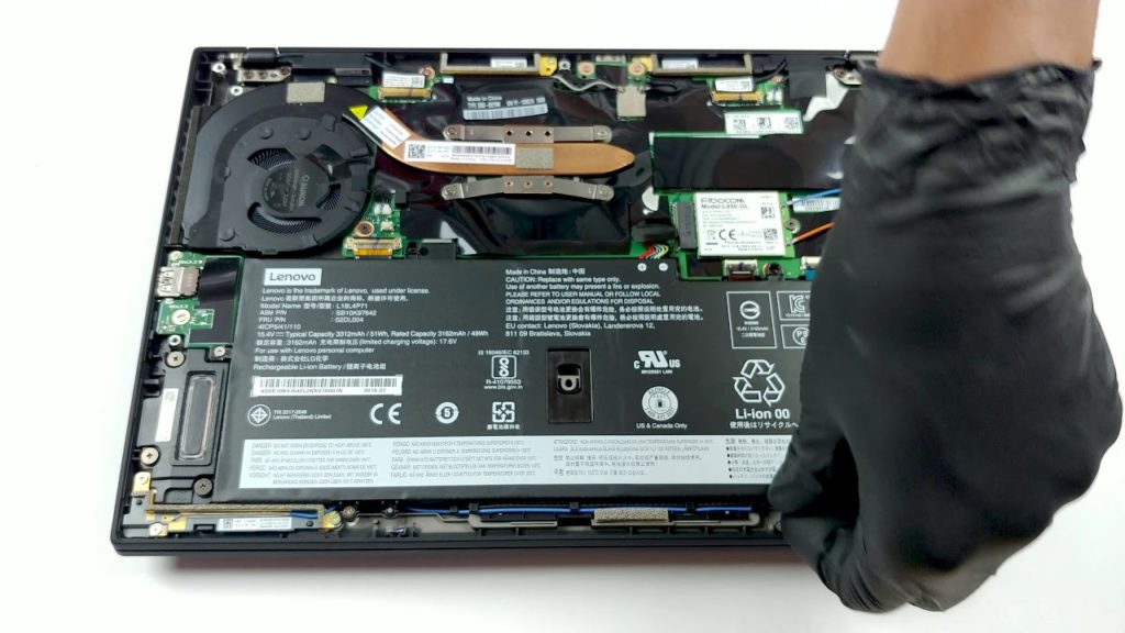 Inside Lenovo ThinkPad X1 Carbon 7th Gen – disassembly and upgrade