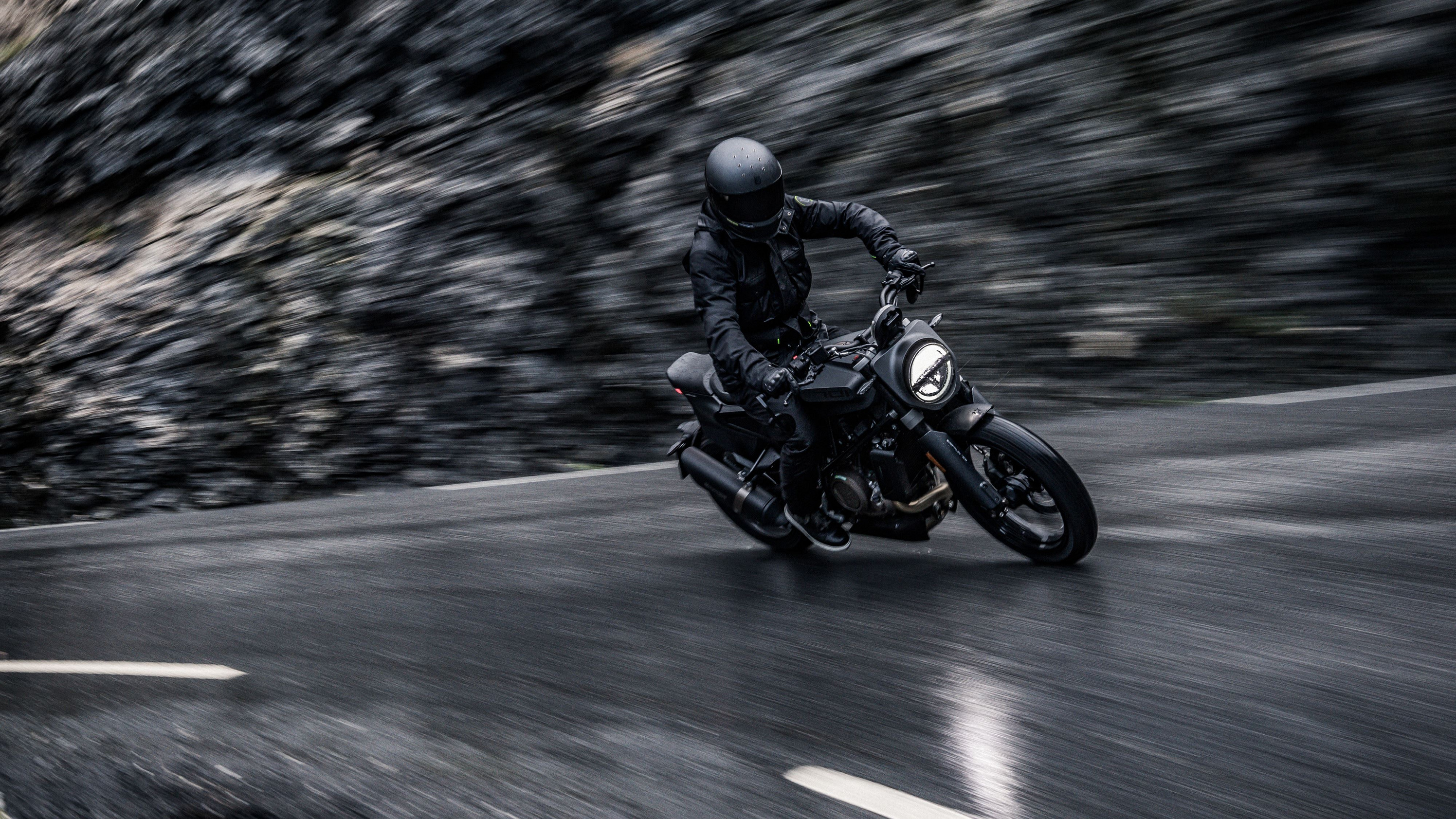 Honda CB650R Vs. Husqvarna Svartpilen 701: Brothers from another mother?