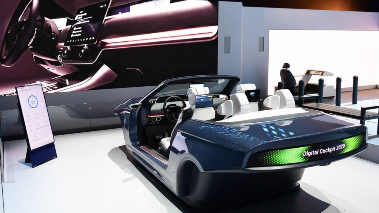 Samsung Digital Cockpit 2020 mashes up 8 displays, 5G, Bixby, and DeX