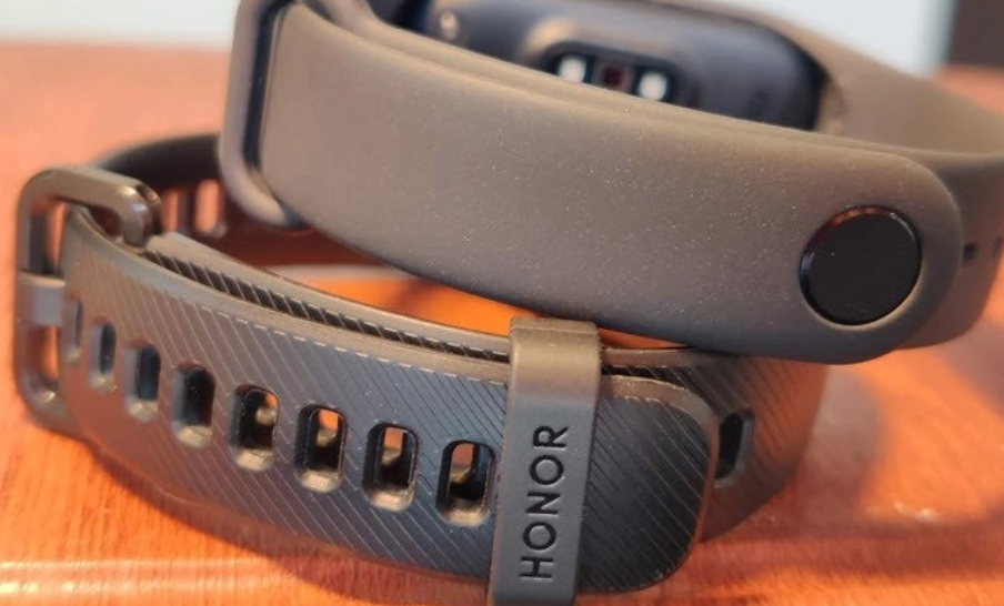 Honor Band 5 vs Mi Band 4: who wins?