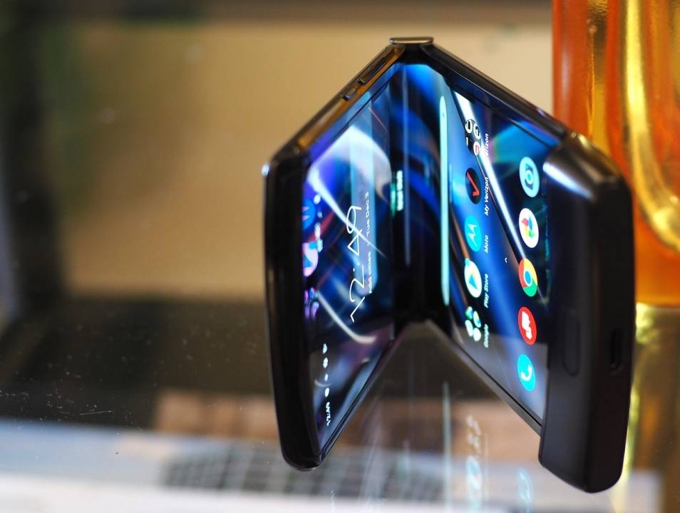 Motorola Razr teardown reveals the hinge’s secrets
