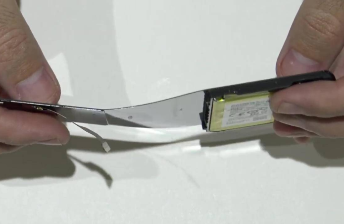 Motorola Razr teardown reveals razor-thin display, painstaking process