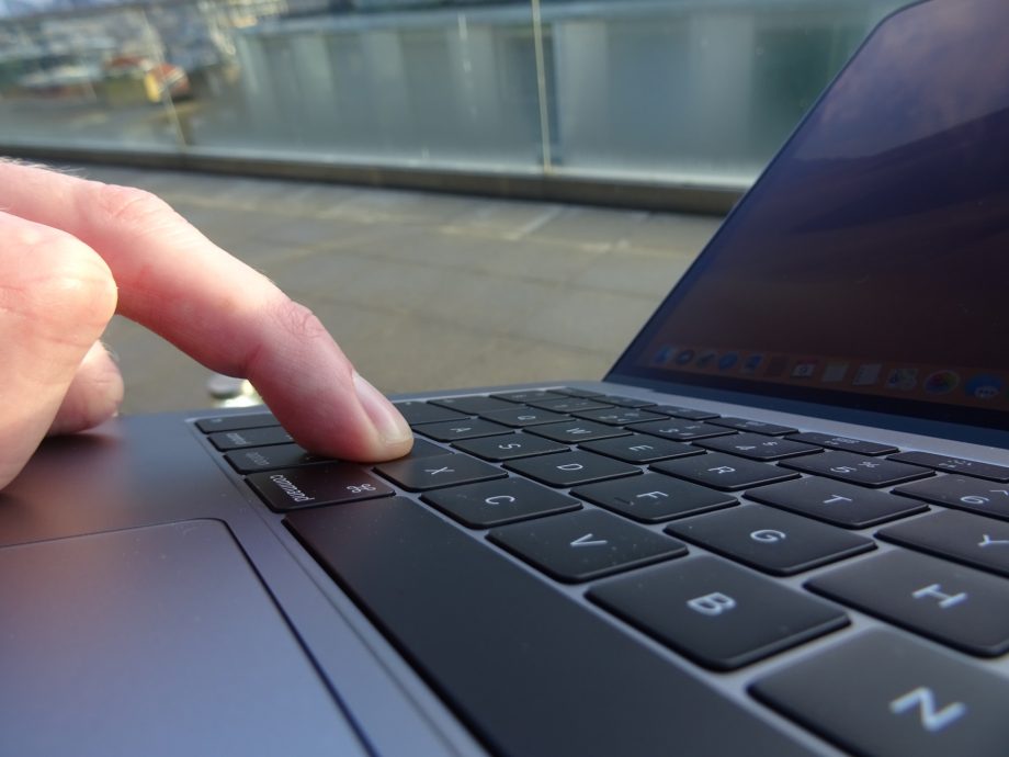 Apple-MacBook-Air-2018-review-02-920x690