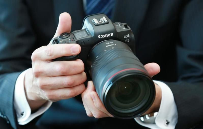What does the EOS R5 tell us about Canon's mirrorless plans?