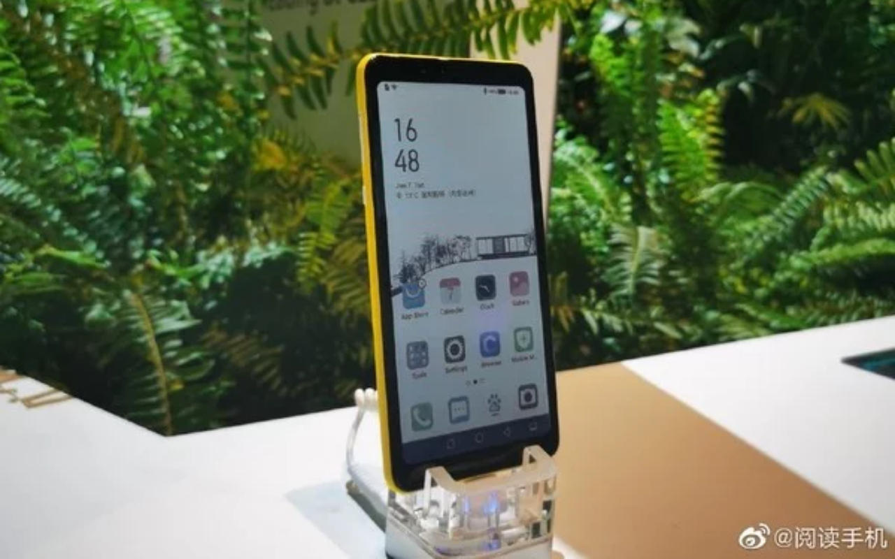 Hisense colored E-ink phone is coming next week