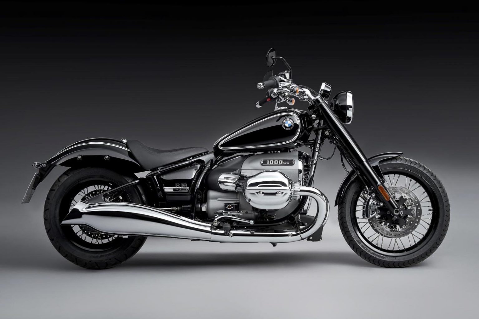2021 BMW R 18 FIRST LOOK (18 FAST FACTS): THE BIG BOXER ARRIVES