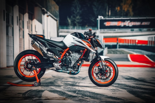 2020 KTM 890 Duke R – First Ride Review