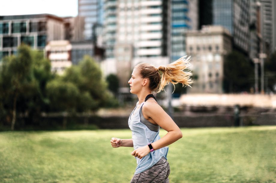 Fitbit_Charge_4_Lifestyle_Running_Sport_Berry_09-920x613