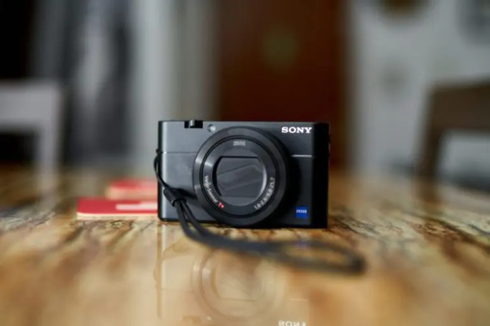 Small, Light and Mighty: 6 Fixed Lens Cameras That Still Amaze Us