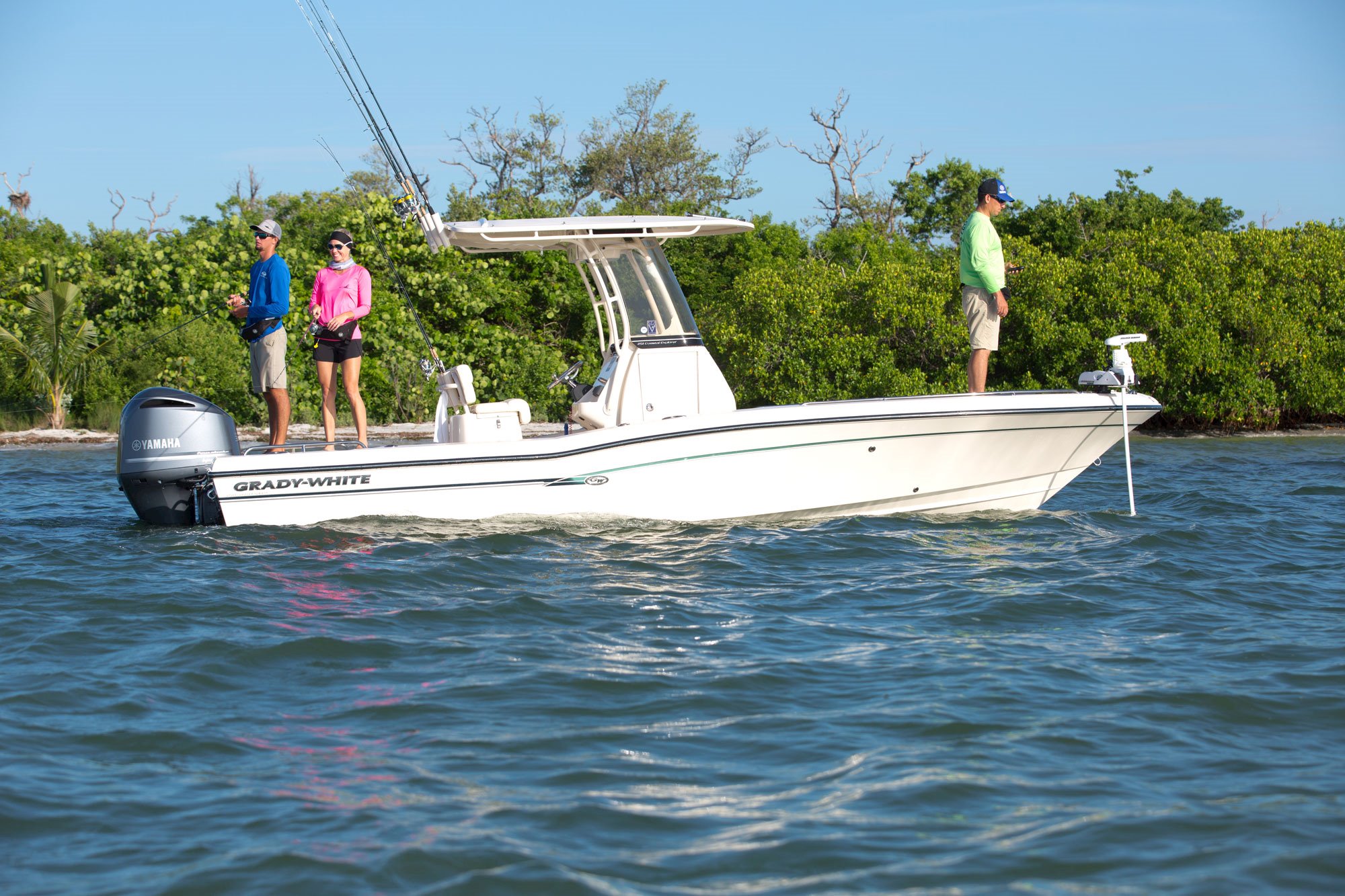 Best Hybrid Bay Boats for Inshore and Offshore Fishing - GearOpen.com