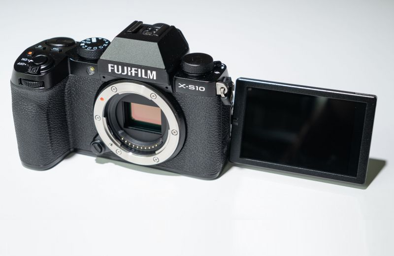 Fujifilm X-S10 Hands-on Review: Small camera, great grip