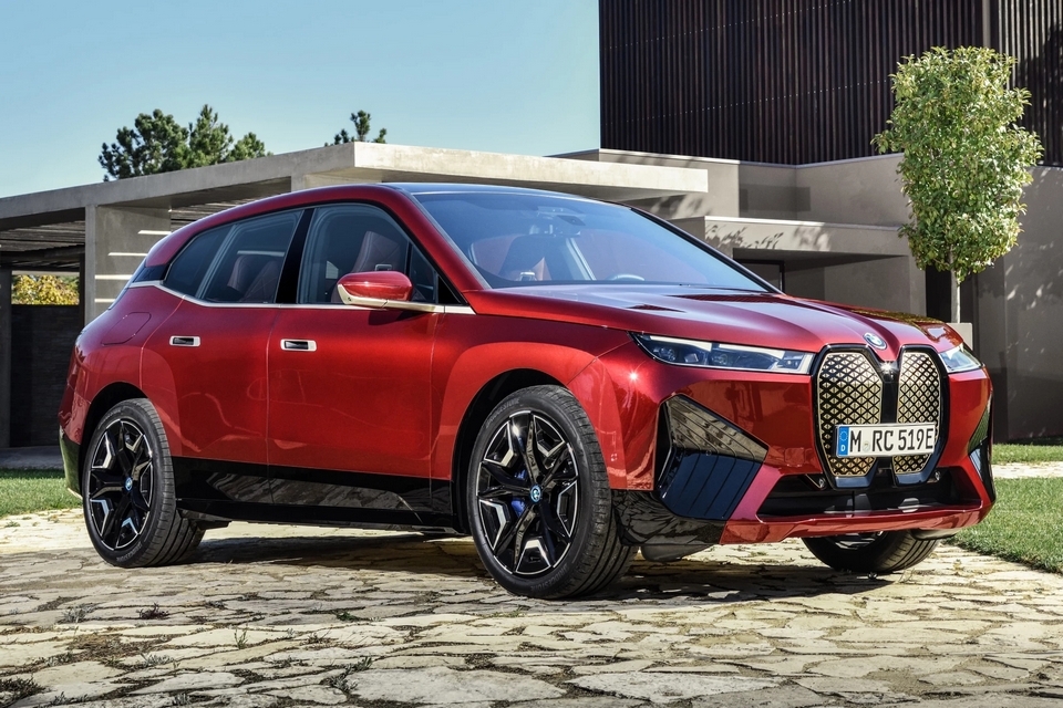 2022 BMW iX All-Electric Crossover Brings 500 HP, 300-Mile Range, And Tons Of Computing Power
