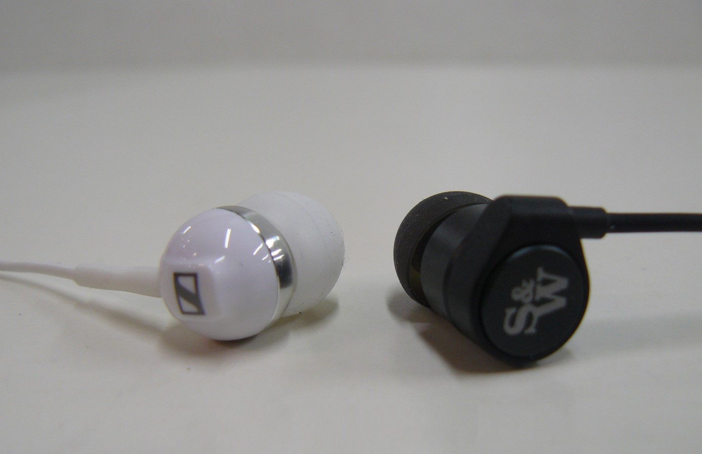 Sennheiser CX 100 vs Strauss & Wagner EM205 Comparison Review
