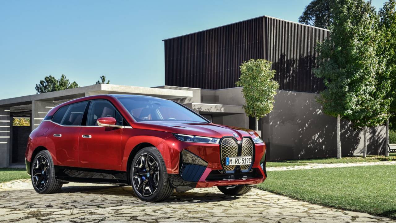 BMW iX is a Tesla Model X killer with a 370-mile range