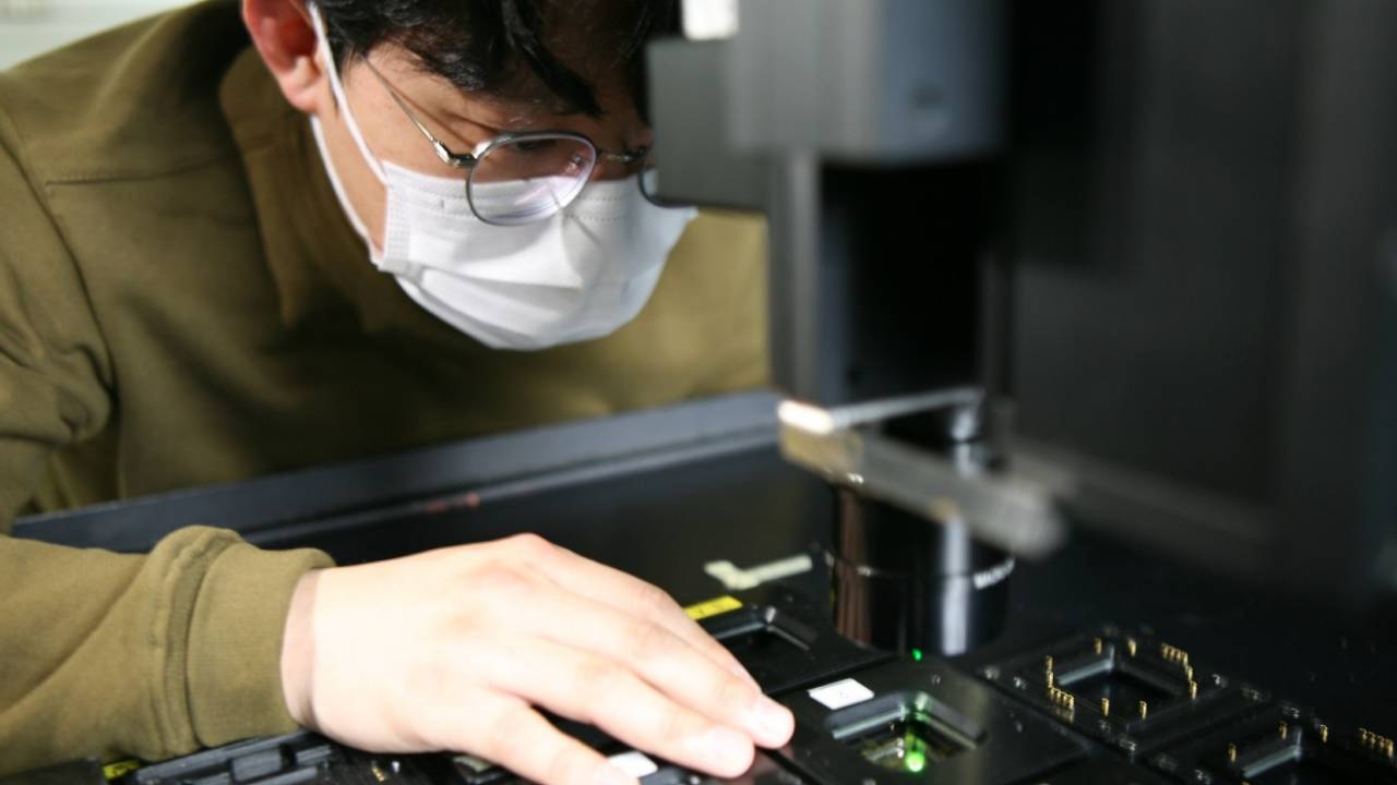 Galaxy S21 Ultra packs Samsung’s new low-power OLED display