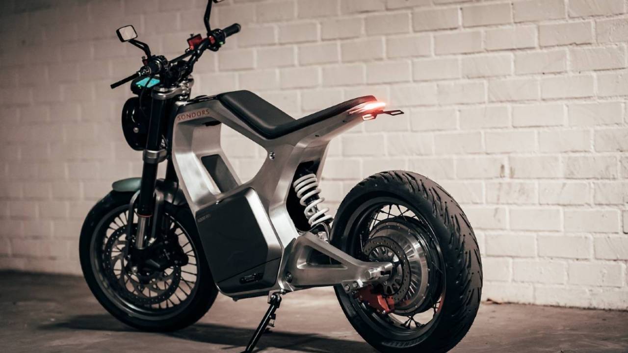 Watch the futuristic Sondors Metacycle cruise the California coast