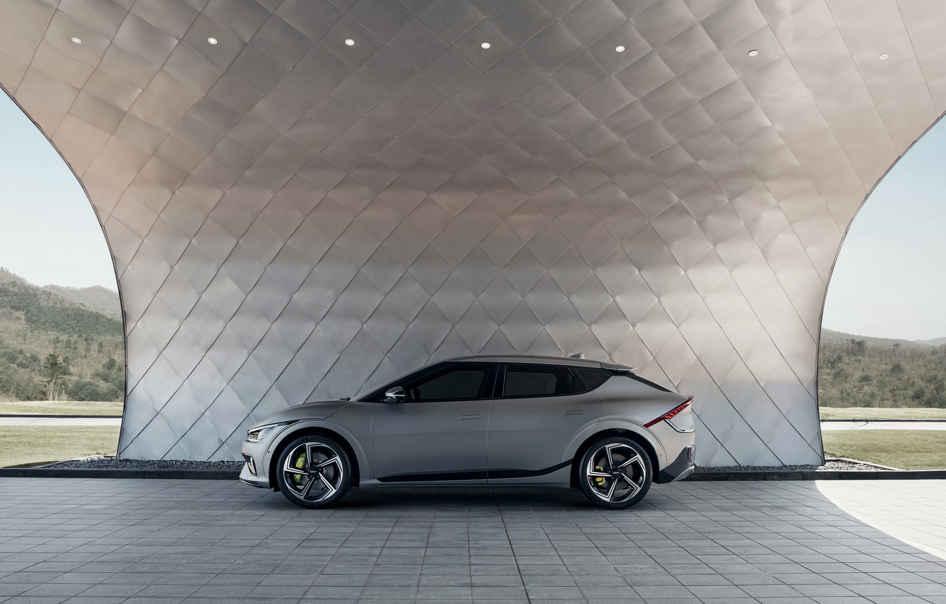 Kia EV6 electric car beats Porsche, Ferrari and Lamborghini in drag race