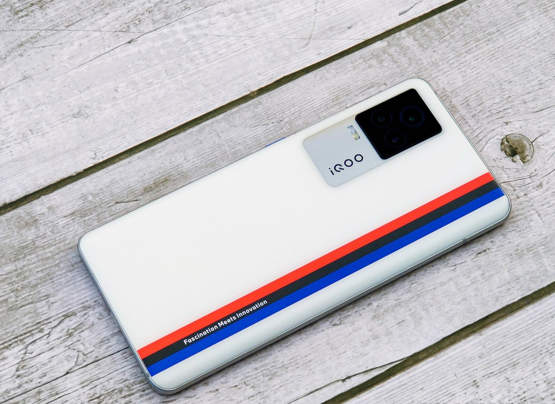 vivo iQOO 7 Legend