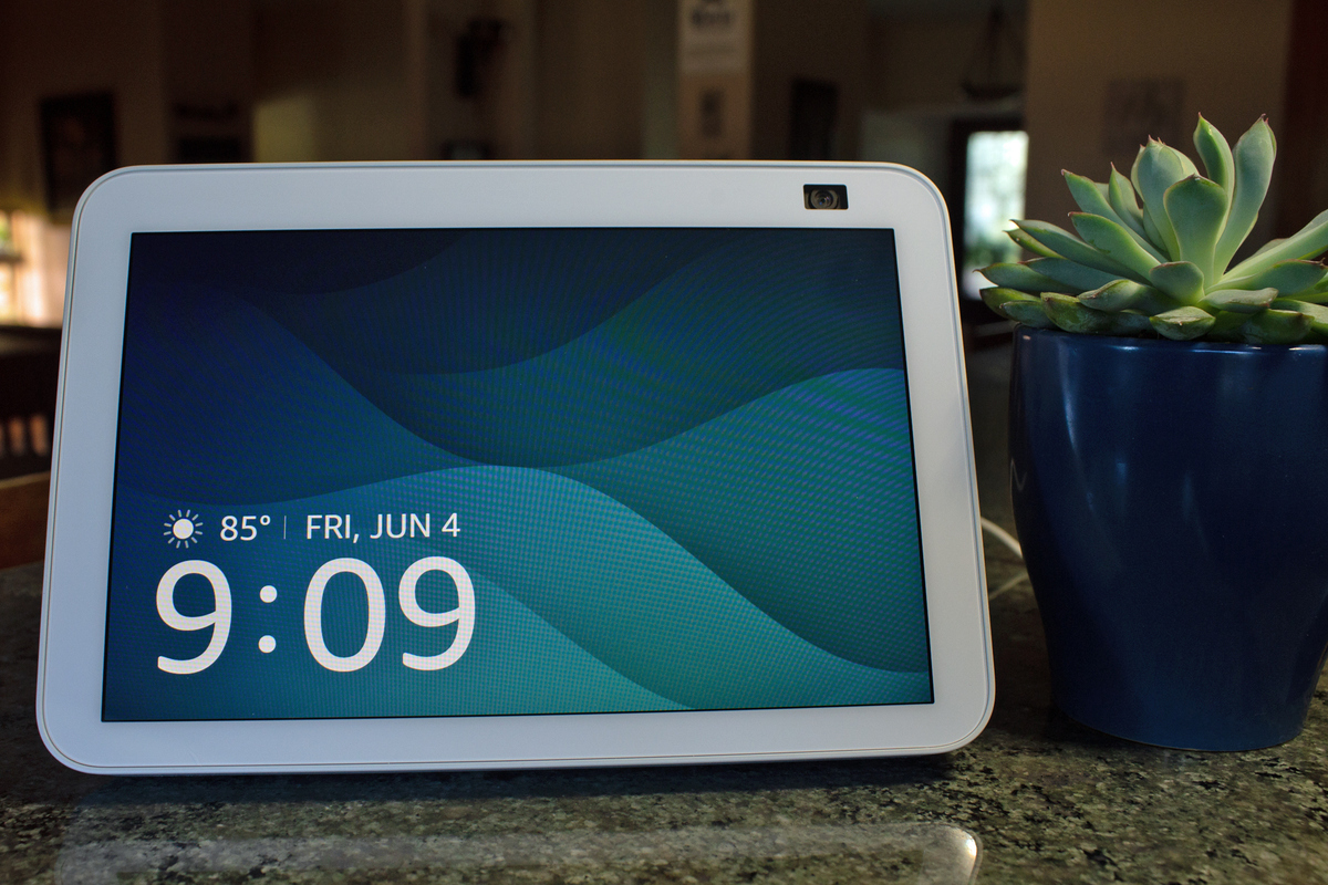 Amazon の Echo Show 8 は、スマート ホーム コントロール センターとメディア デバイスが 1 つになった製品です。