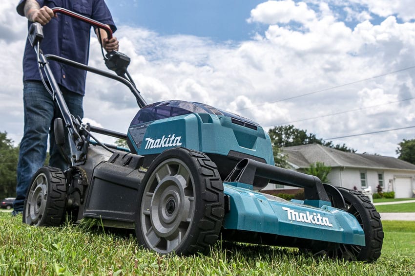 Makita-XML08-Mower