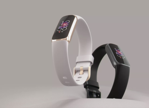 Apple Watch 6 vs. Fitbit Luxe: Which fancy wearable is the right one for you?