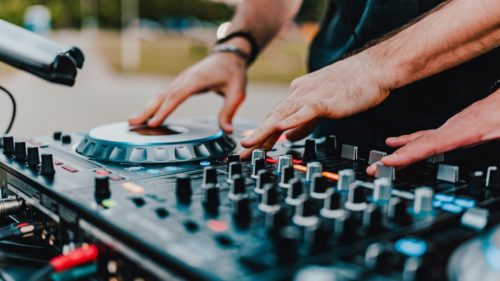 How To Build Your First DJ Deck: A Beginner’s Guide