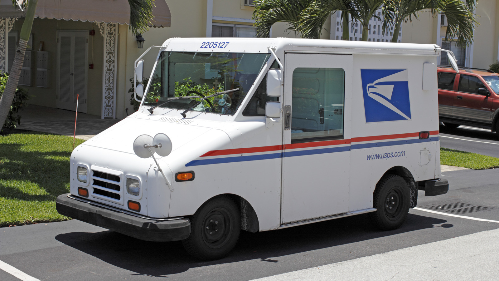 The Reason Why Mail Trucks Don’t Have License Plates
