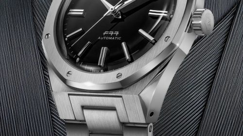 A Classic Budget Alternative to the Royal Oak Is Now Even More Versatile
