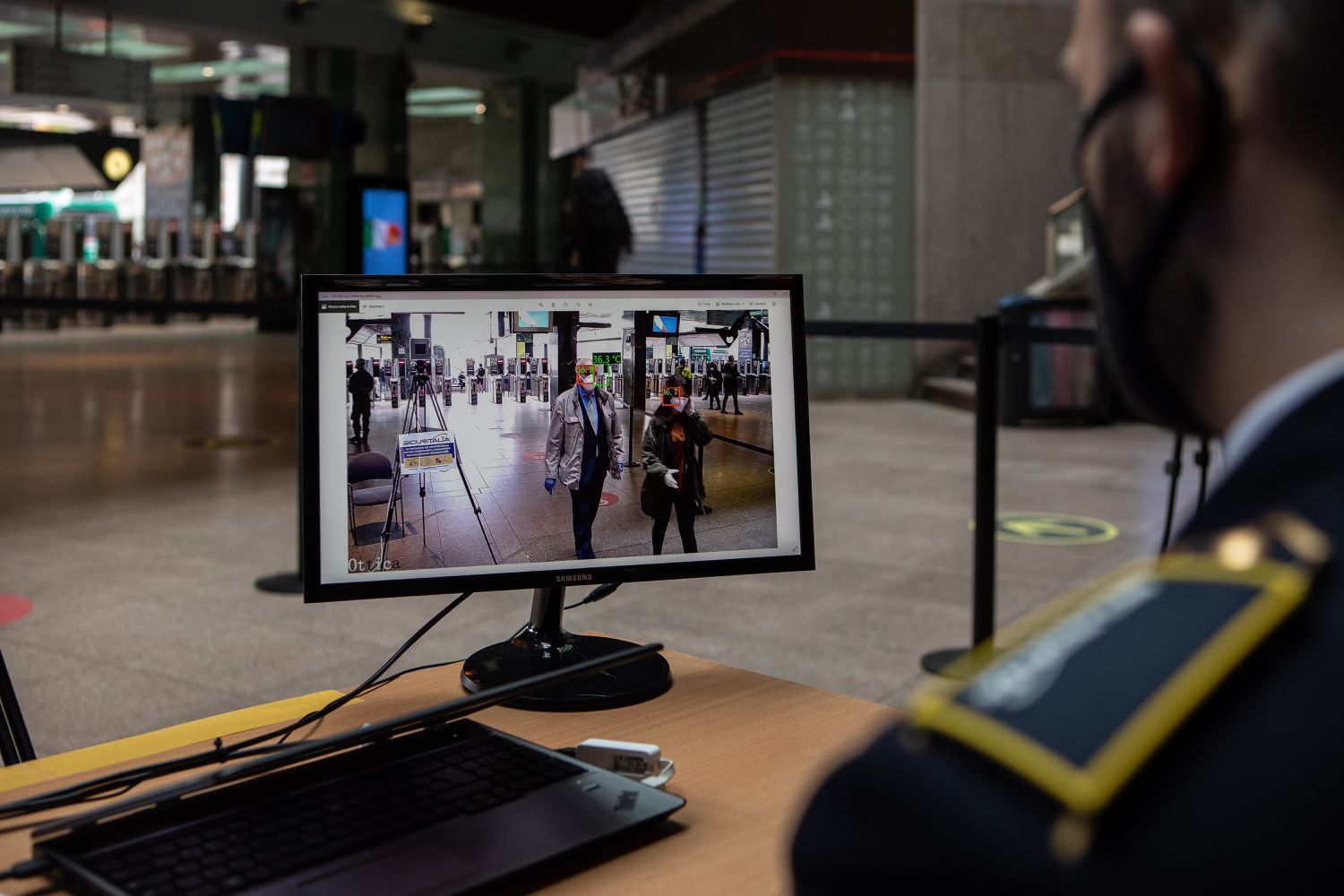 A Simple Trick to Use Your External Monitor With a Closed Laptop