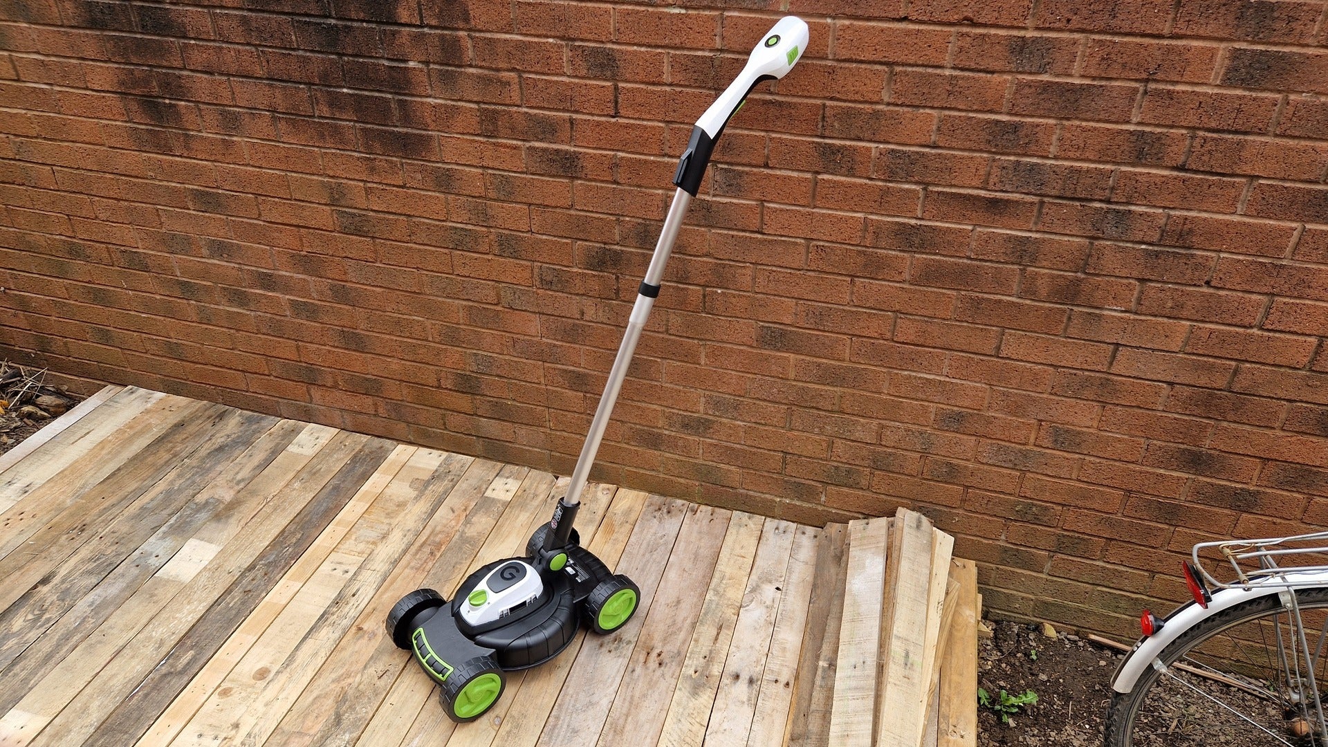 Gtech Small Cordless Lawn Mower SLM50 Review