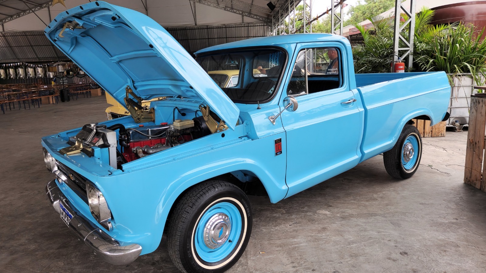 What Oil Should You Use For Your Classic Car’s Engine? (And How Often Should You Change It?)