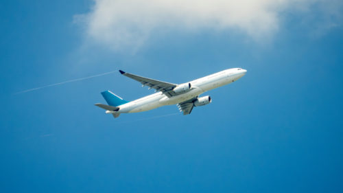 The Reason Commercial Planes May Appear To Hover In Mid-Air, Even Though They Can’t