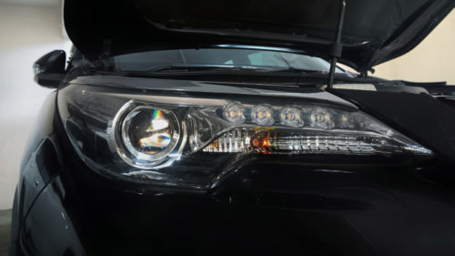 What Are Projector Headlights & How Are They Different From Reflector Ones?