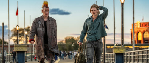 Caught Stealing review: Darren Aronofsky’s punk-rock 90s crime caper is a cat-sitting gig gone haywire