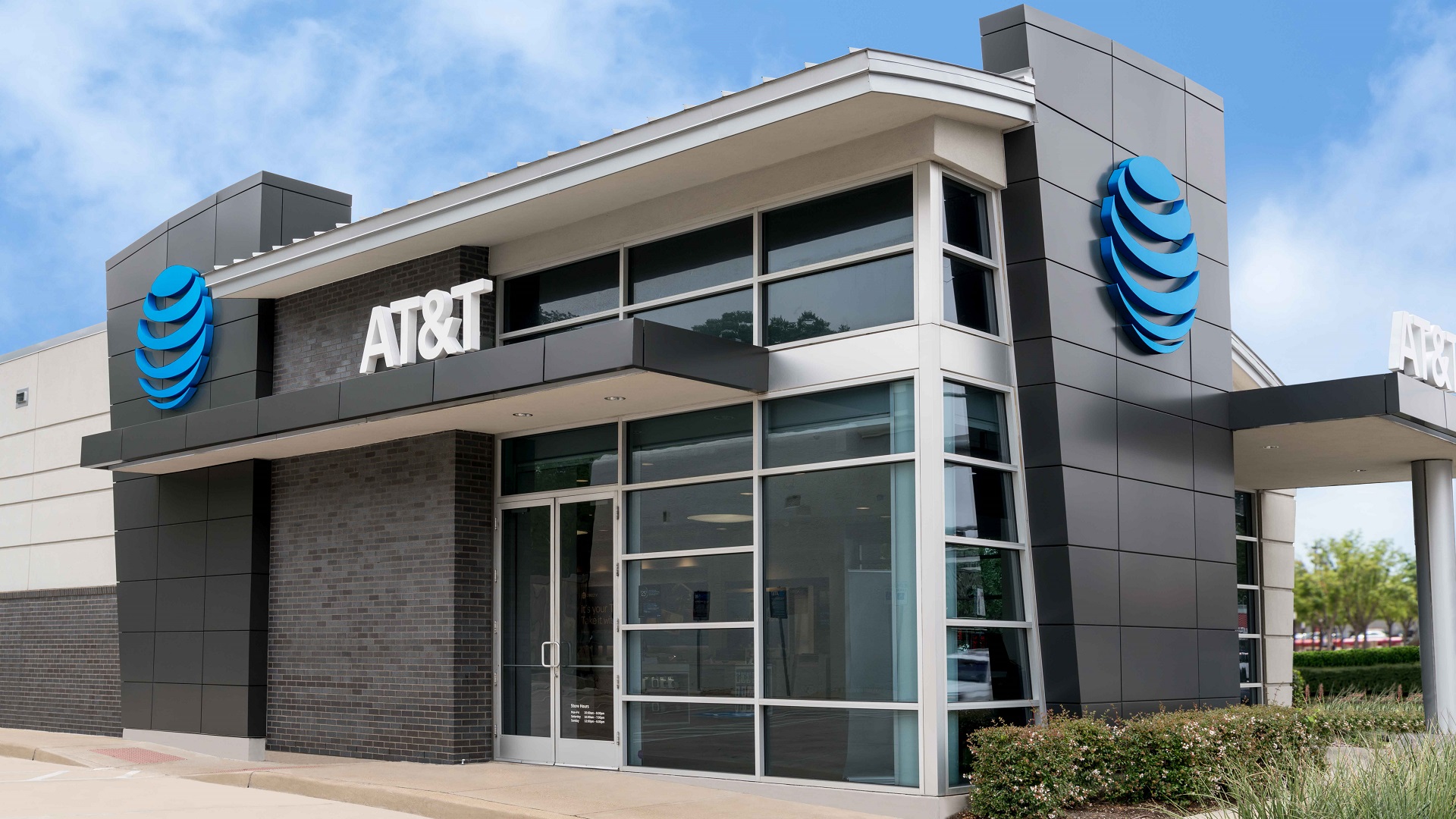 Act fast – get an extra $100 gift card with your fiber internet in AT&T’s latest flash sale