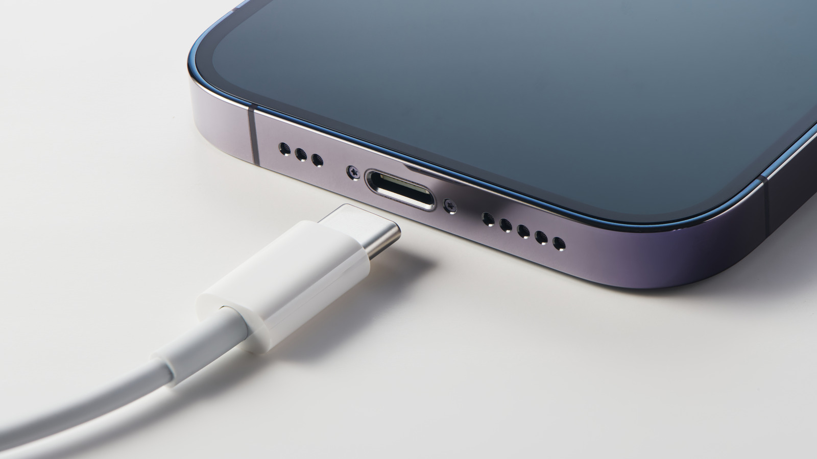 Here’s What You Should Look For When Buying A Phone Charger