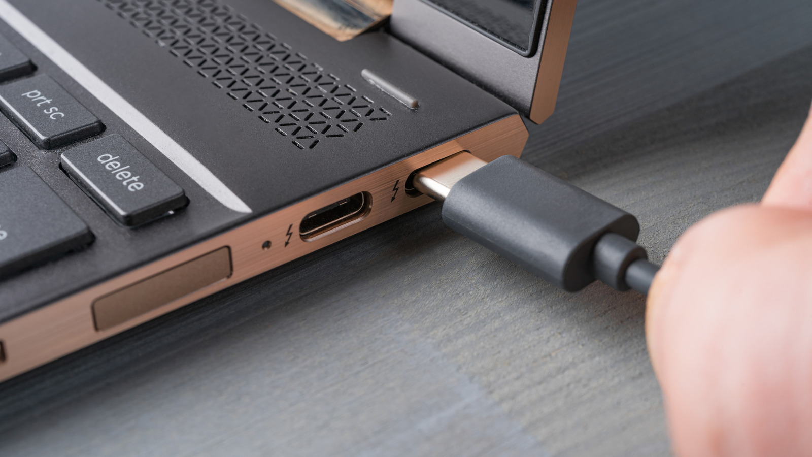 5 Things You Should Never Plug Into Your Laptop’s USB Ports (And Why)