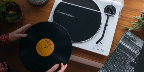Looking to get a beginner turntable over Black Friday? I’ve picked 3 budget record players you should look for, all tested and approved by our experts