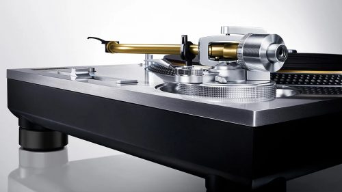 A Legendary Japanese Hi-Fi Brand Just Breathed New Life Into an Iconic Turntable