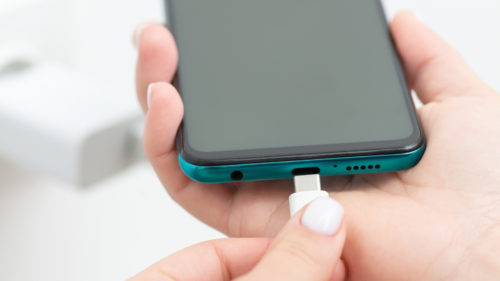 5 Things You Should Never Plug Into Your Phone’s USB Ports (And Why)
