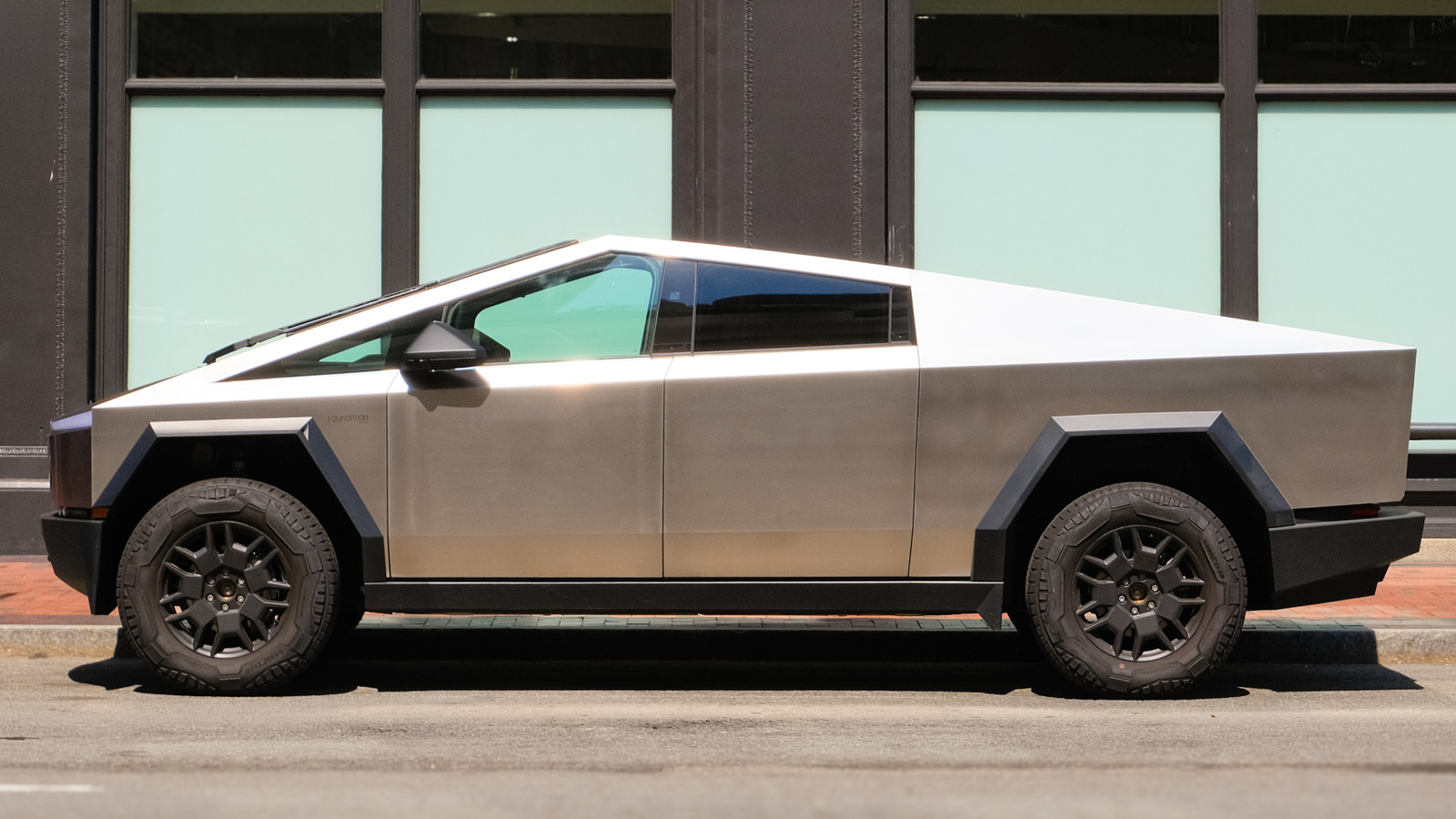Tesla’s $1K Mistake: How This Cybertruck Owner Says He Cashed In