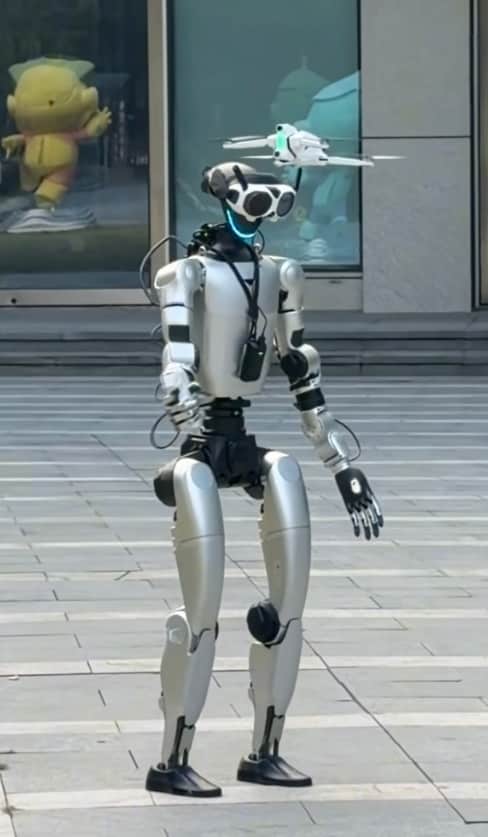 Yushu Robot Plays with the World’s First 8K Panoramic Drone