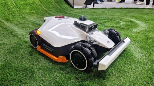 I just watched Mammotion’s new flagship lawnbot scale an astroturf mountain, and it was mesmerizing